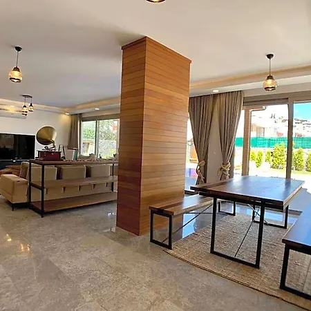 Ultra Luxury Private With Swimming Pool *