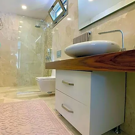 Ultra Luxury Private With Swimming Pool *